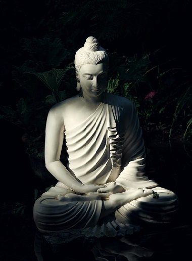 Buddha meditating