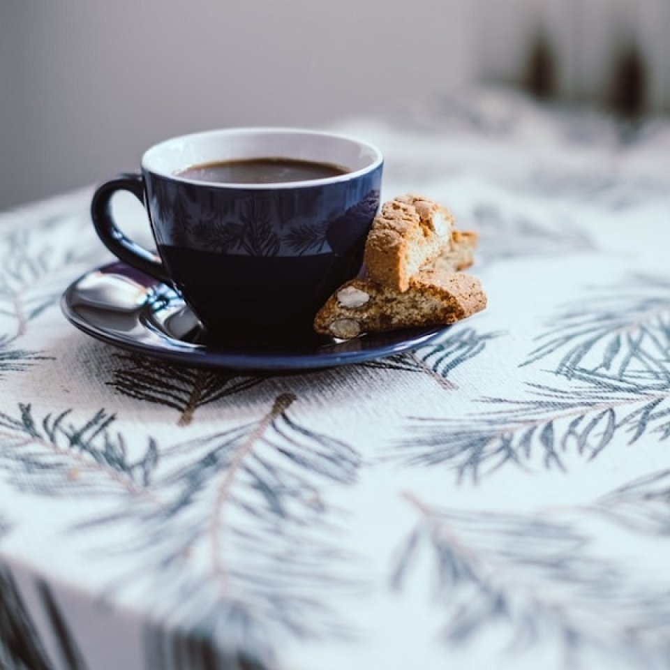Coffee and biscuit (belettenoir Unsplash)